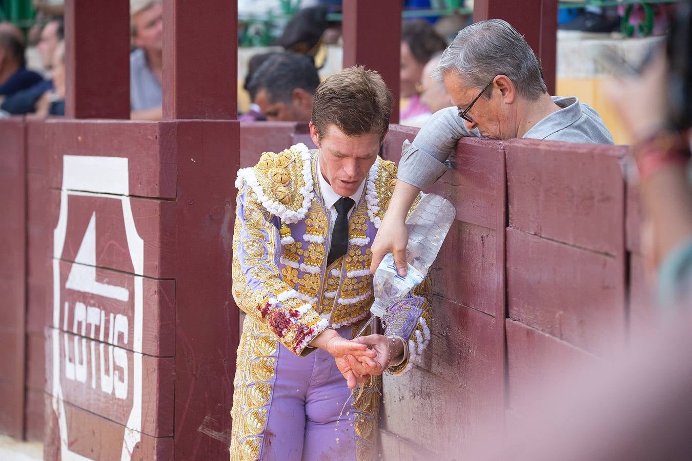 Un momento de la tarde de toros que brindó este viernes en La Línea el torero Borja Jiménez