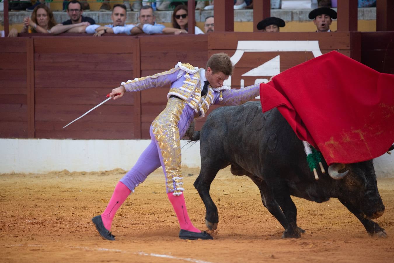 Un momento de la tarde de toros que brindó este viernes en La Línea el torero Borja Jiménez