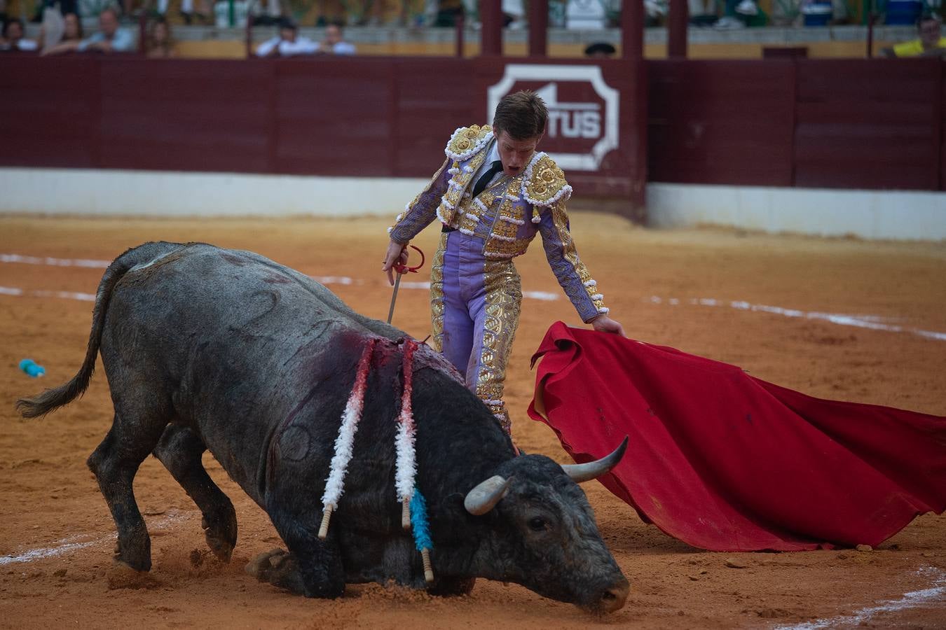 Un momento de la tarde de toros que brindó este viernes en La Línea el torero Borja Jiménez