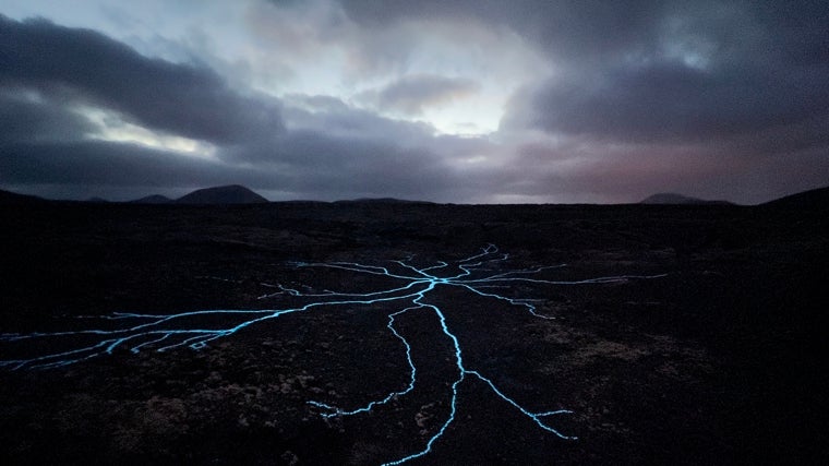 'Dibujos de la corteza latente': Red de inteligencia natural. Intervención efímera en el paisaje con piedras fotoluminiscentes.  Parque Natural del Timanfaya, Lanzarote, 2022