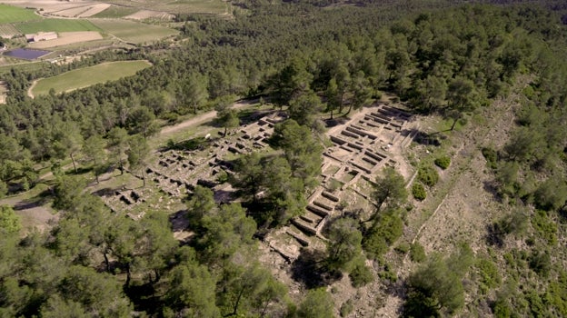 Imagen antes - Vista aérea de La Bastida de les Alcusses y reconstrucción del yacimiento en su fase final.