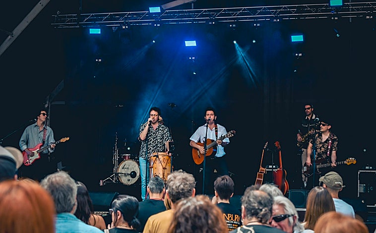 Imagen principal - IVarios momentos del concierto en Sallent de Gállego (Huesca) y el póster de la película