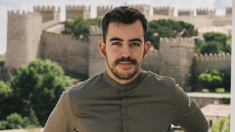 El chef Carlos Casillas en la terraza de BARRO