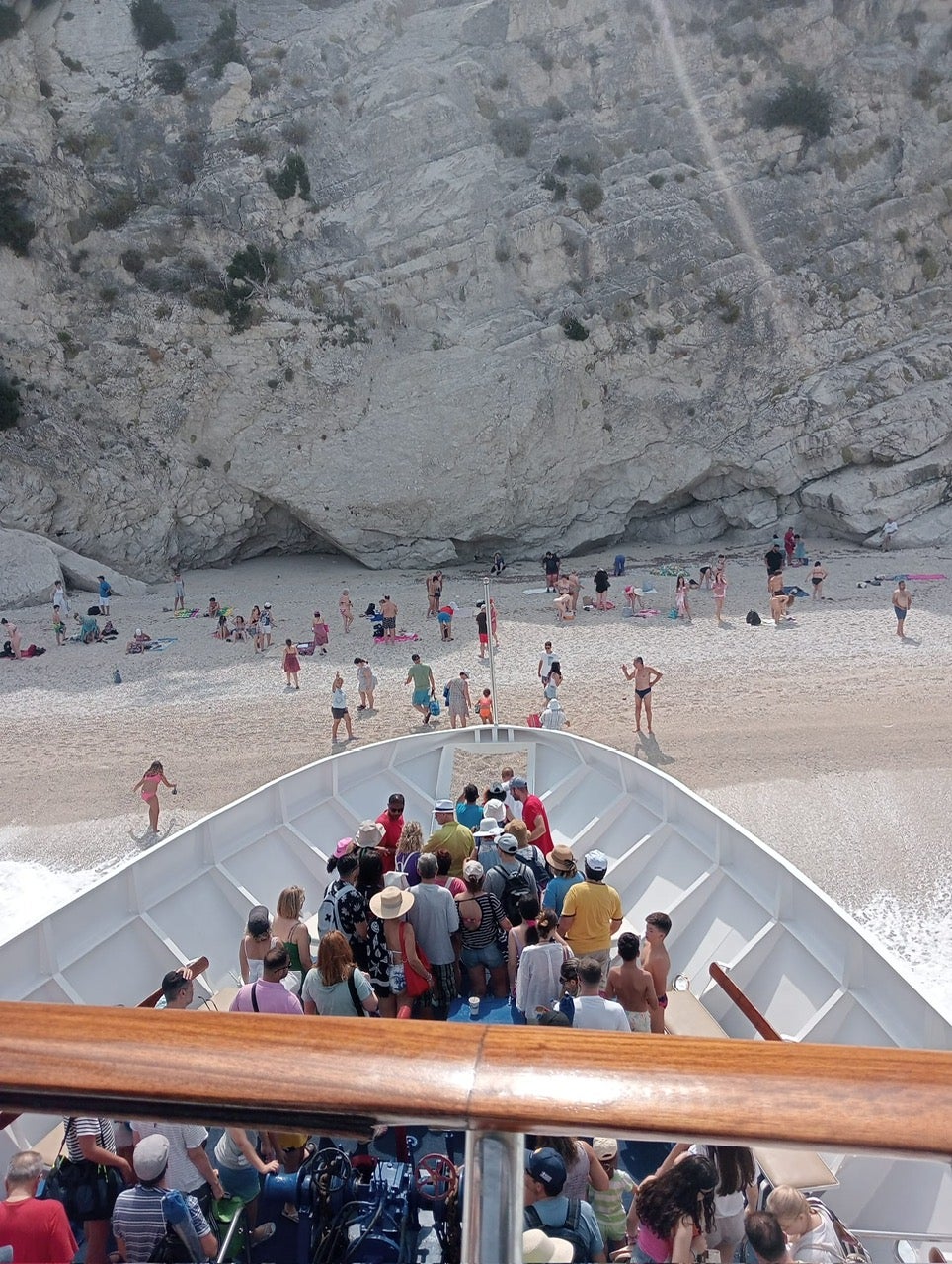 Desembarco de turistas en la playa de Afales