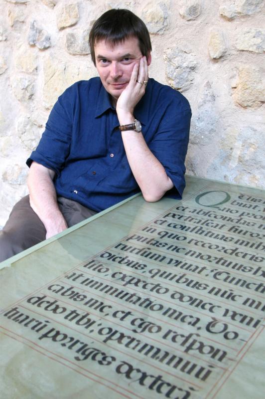 Ian Rankin, nacido en Fife (Escocia) en 1960, empezó a escribir a mediados de los 80. Antes había sido cuidador de cerdos, vendimiador, músico...