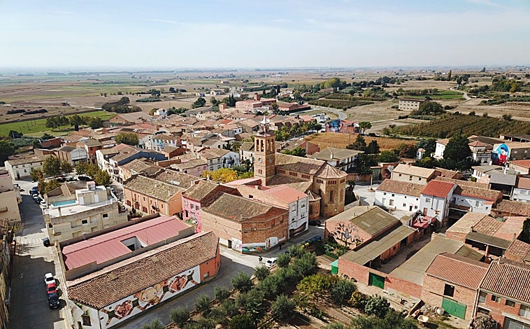 Imagen principal - De arriba a abajo, una vista aérea y los murales de Monkeybirds y Anetta Lukjanova