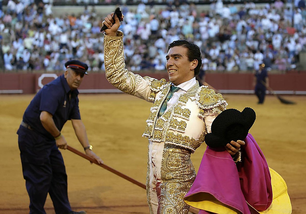 Pepe Martínez muestra orgulloso una de las dos orejas que cortó