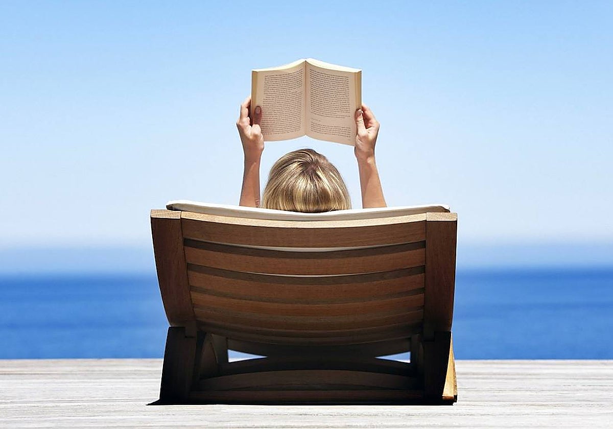 Quien solo lee en verano no merece llamarse lector