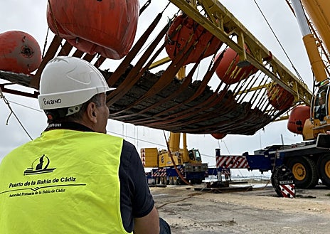 Imagen secundaria 1 - El pecio, durante su extracción y depósito en el muelle