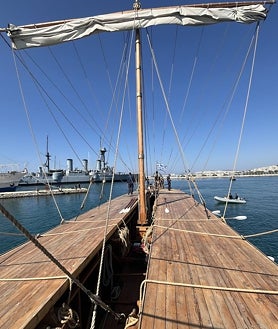 Imagen secundaria 2 - Preparación de la galera antes de zarpar/ Disposición de las velas/ Detalle de la embarcación
