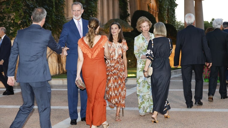 Tras el saludo los tres se han dispersado y han ido saludando a los diferentes grupos de gente