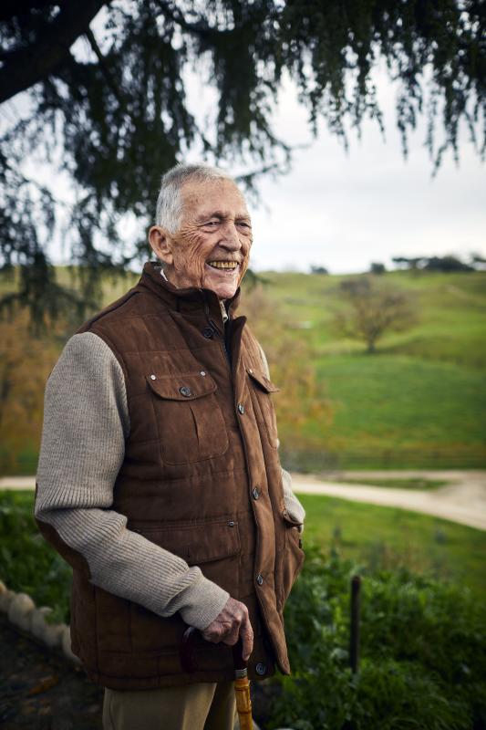 Paco Camino, a punto de cumplir 80 años en su finca en Pueblonuevo de Miramontes, Cáceres, en 2020