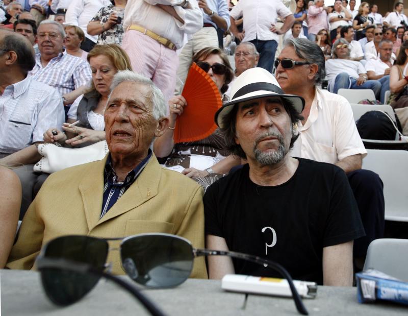 Paco Camino y Joaquín Sabina, en 2009, en una corrida de José Tomás en la Monumental de Barcelona
