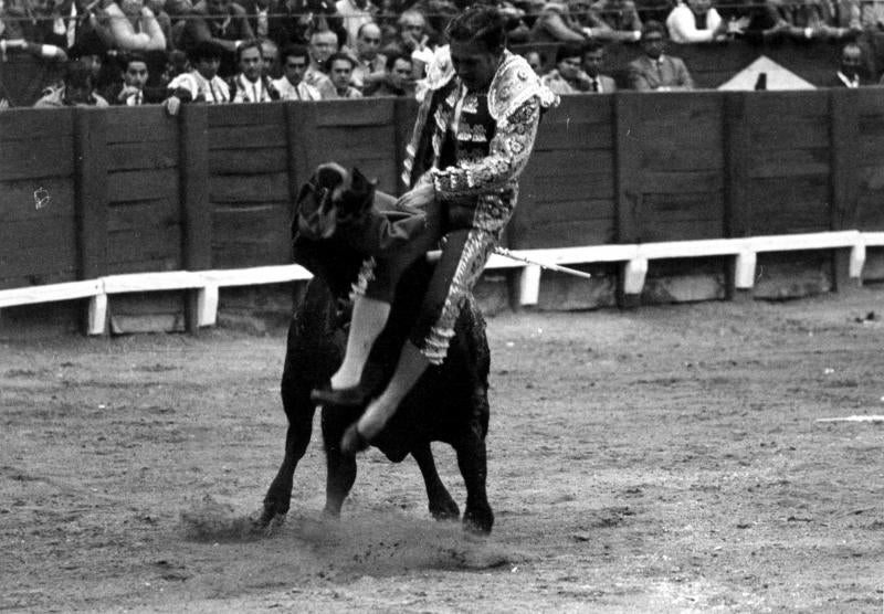 Grave cogida de Paco Camino en la corrida de San Fernando en Aranjuez. El distro es prendido del muslo