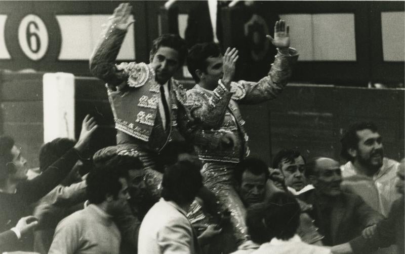 Paco Camino y Ángel Teruel salen a hombros tras su apoteósica actuación en 1975