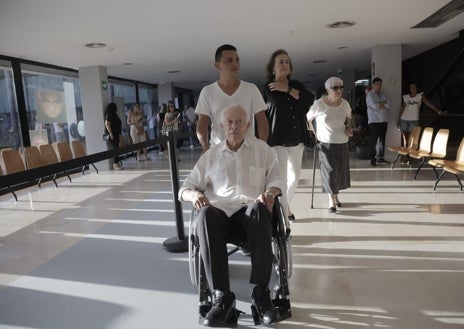 Imagen secundaria 1 - Arriba, los hijos del torero Marián y Rafael Camino. Abajo, llegada de Curro Romero y Carmen Tello. A la derecha, Eduardo Dávila Miura