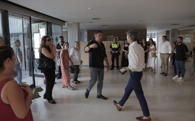 Imagen principal - Arriba, los hijos del torero Marián y Rafael Camino. Abajo, llegada de Curro Romero y Carmen Tello. A la derecha, Eduardo Dávila Miura