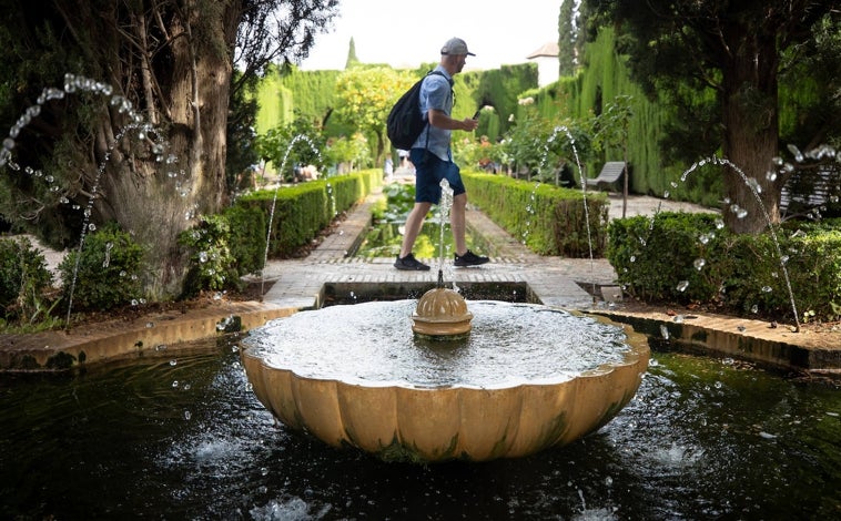 Imagen principal - Un recorrido fotográfico por los jardines de la Alhambra y el Generalife. En la imagen, la bióloga Amelia Garrido