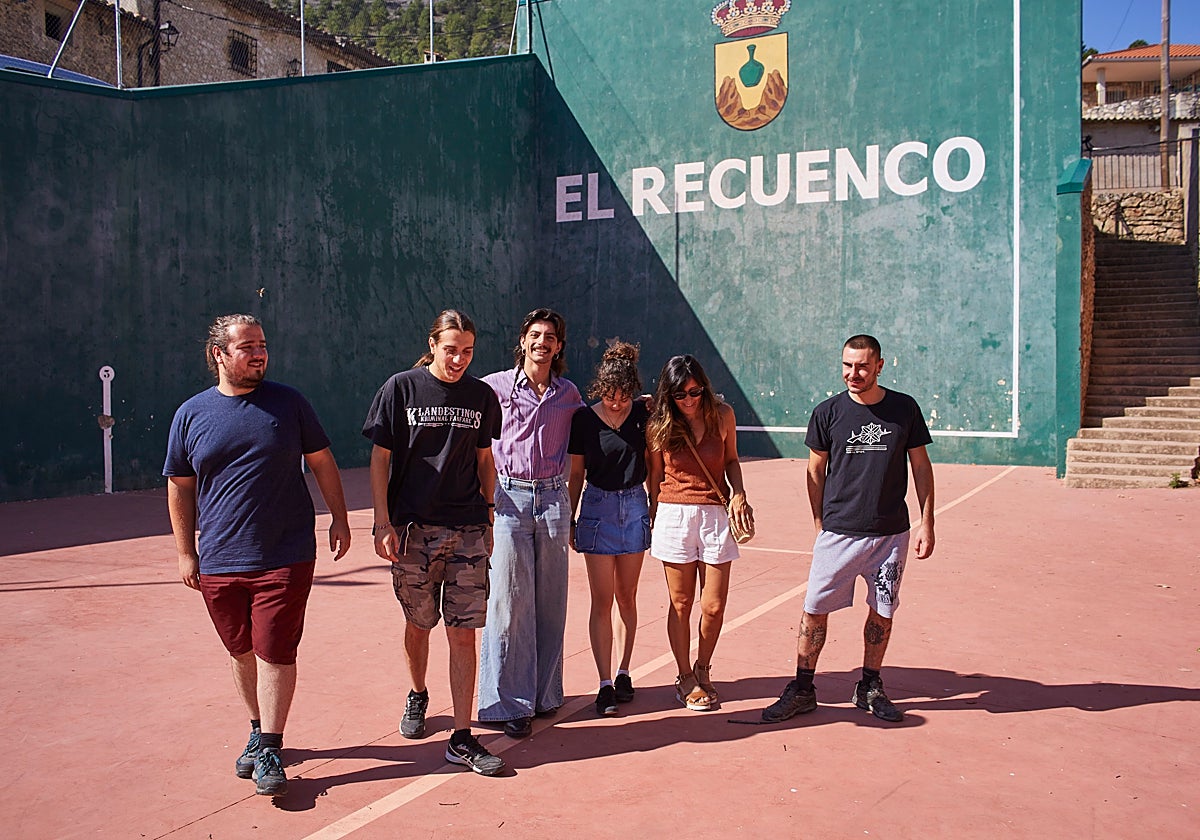 El equipo de becarios de El Recuenco en el frontón: Iván Blasco, Pablo Hita, Mario Sáiz, María Costales, Valeria Niessner y Carlos de la Fuente