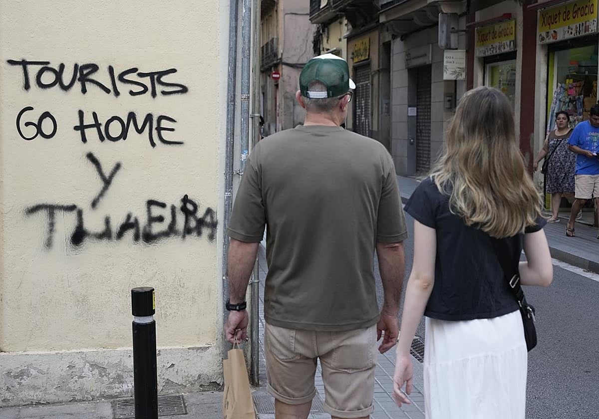 Vista de una pintada en contra del turismo en el centro de Barcelona