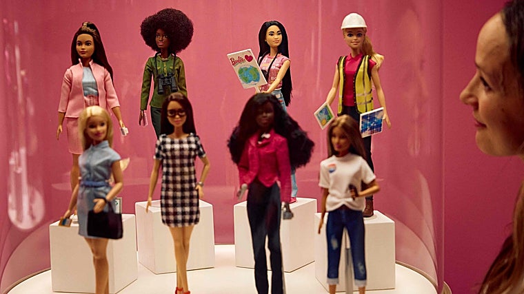 Hay ejemplos de las primeras muñecas Barbie negras, hispanas y asiáticas, así como las primeras con síndrome de Down o en silla de ruedas