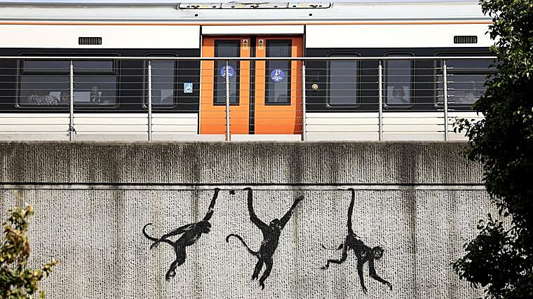 Tres monos colgando de un puente, la tercera obra en una semana de Banksy