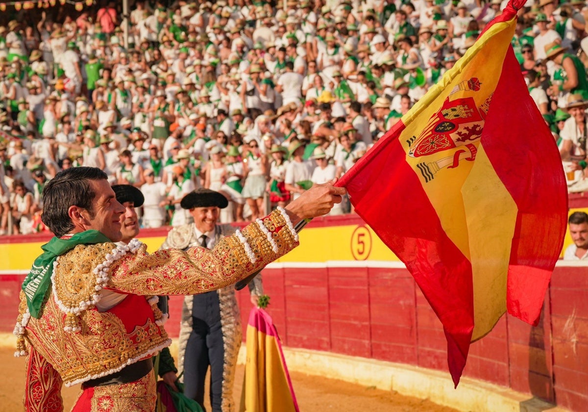 De Justo coge una bandera de España al pasear las dos orejas en Huesca