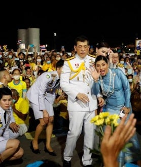 Imagen secundaria 2 - Budistas de Tailandia junto a sus elefantes/ Mercado flotante en Ratchaburi/ El Rey de Tailandia y su hija, Sirivannavari