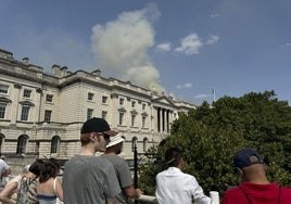 Los bomberos apagan el incendio en la emblemática Somerset House de Londres, sede de varios museos