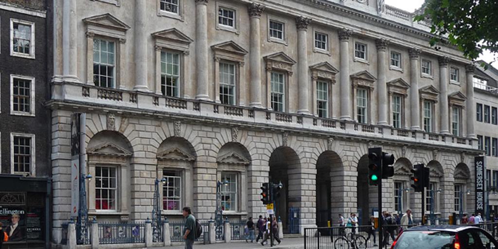 約100人の消防士が、いくつかの博物館が入っているロンドンのサマセットハウスで消火活動に取り組んでいる。