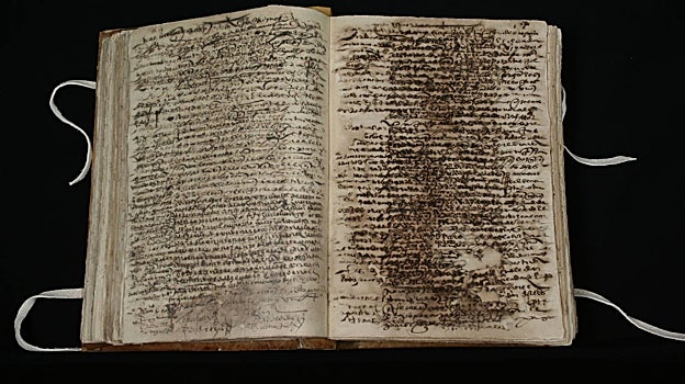 Imagen después - Así se encontraba y así quedó este censo de la población de Mula de 1920, para «residentes presentes y ausentes», tras la restauración realizada por Esther Marcos