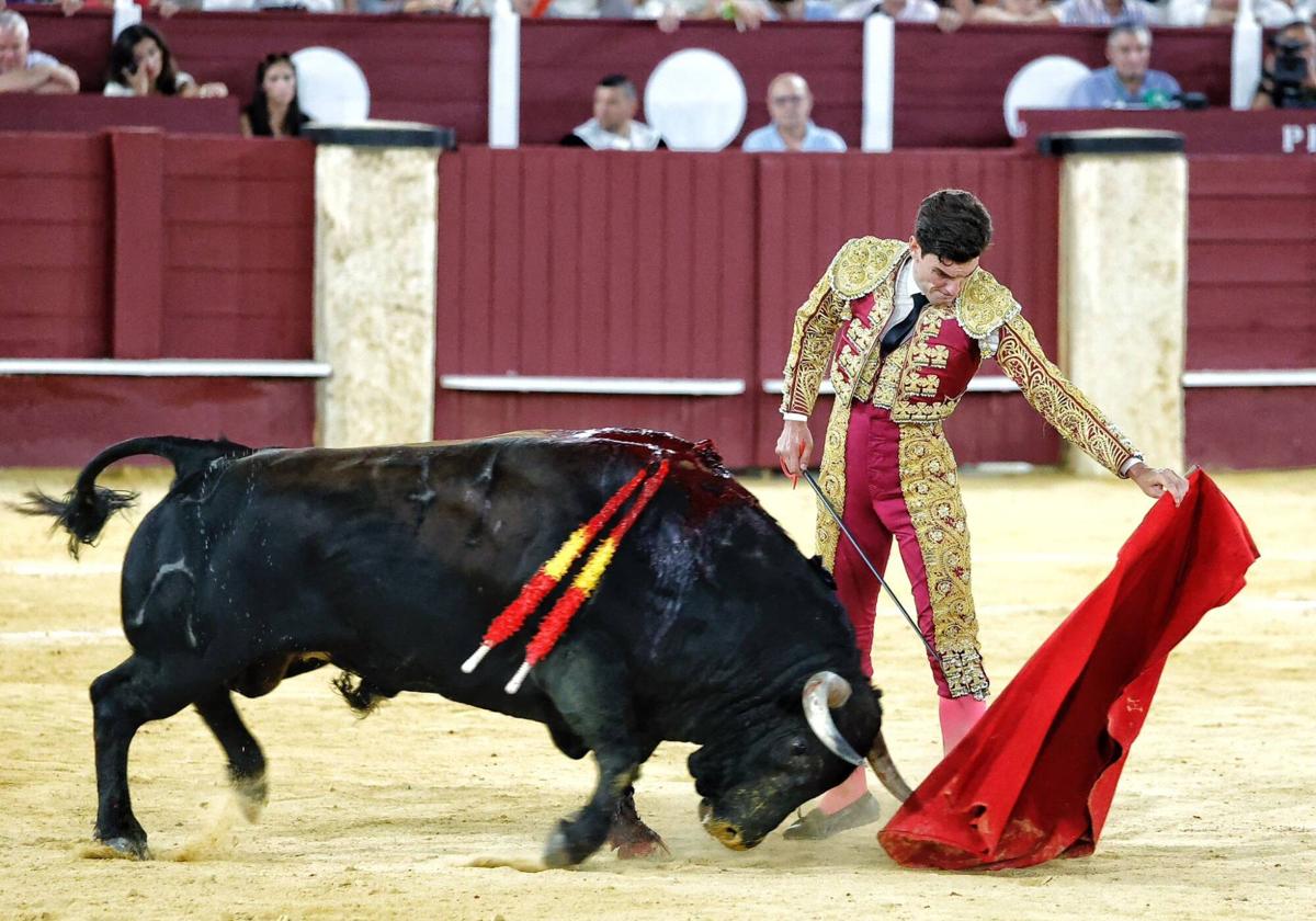 Javier Orozco durante su faena