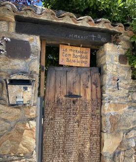 Imagen secundaria 2 - Gonzalo Fernández y Pablo Martínez de Anguita, es decir, Bilbo Bolsón y Gandalf el Gris. Debajo, un momento del camino y la entrada a la casa de Tom Bombadil, en Madarcos