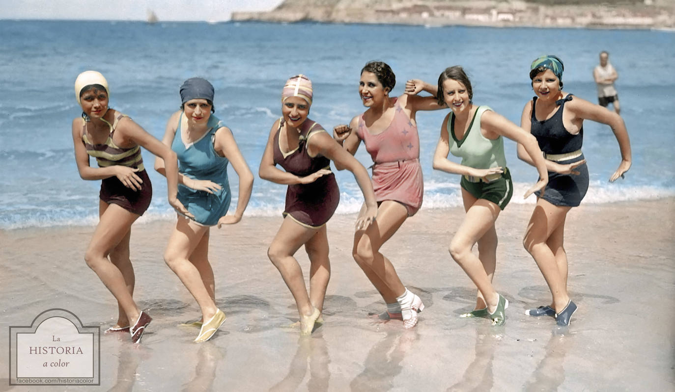 La Concha (San Sebastián, 1930). Fue siempre un lugar especial en su relación con el mar y el turismo. Allí veraneaba Alfonso XIII con su familia. Era pionero en el mundo de la moda, los desfiles, el glamour y la diversión. En la foto, un grupo de bañistas ensayan una coreografía. El original es de Ricardo Martín.