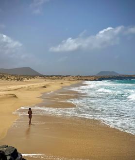 Imagen secundaria 2 - Arriba, la Playa de la Malvarrosa. Debajo, un lago escondido en los Pirineos y una playa casi desierta