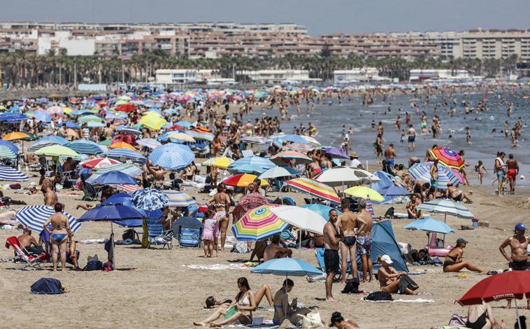 Imagen principal - Arriba, la Playa de la Malvarrosa. Debajo, un lago escondido en los Pirineos y una playa casi desierta