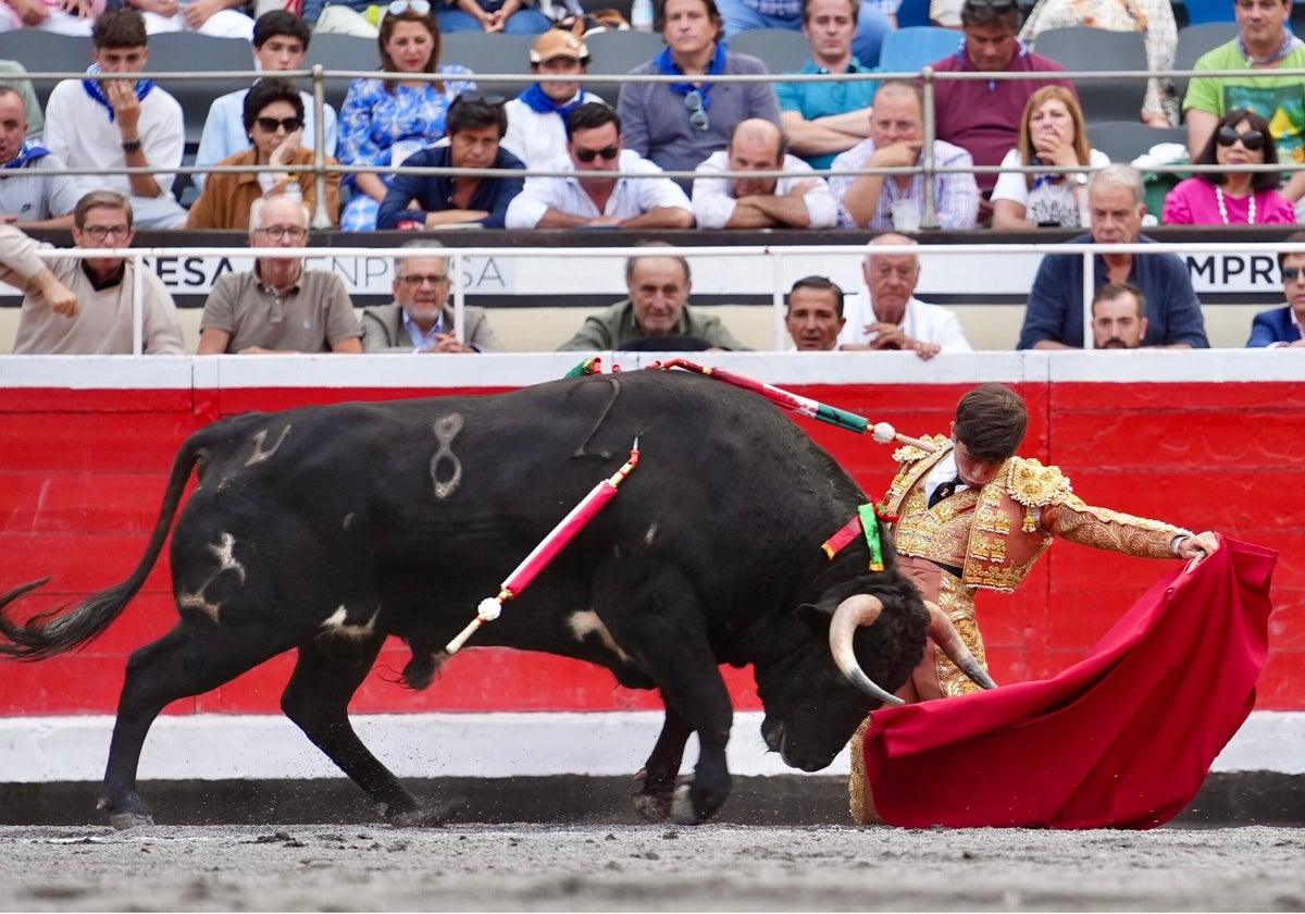 Aarón Palacio, de rodillas en el quinto