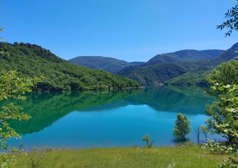 Imagen secundaria 1 - Arriba, la Playa de la Malvarrosa. Debajo, un lago escondido en los Pirineos y una playa casi desierta