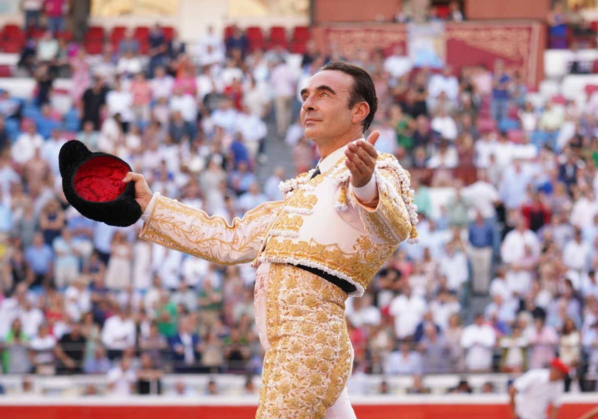 Enrique Ponce da la vuelta al ruedo en un adiós bilbaíno cargado de sentimiento