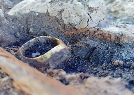 Imagen secundaria 1 - Excavaciones en el enterramiento y algunas de las piezas recuperadas 