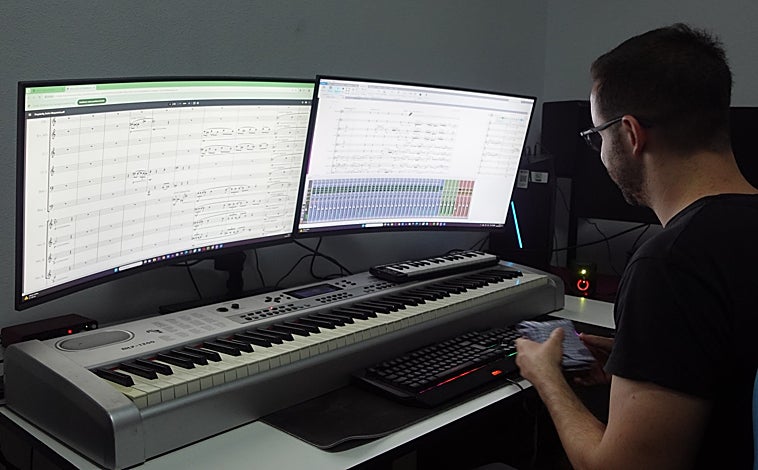 Imagen principal - Arriba, Ricardo Mollá con su equipo que utiliza para componer. Izquierda y derecha, dos de sus composiciones editadas