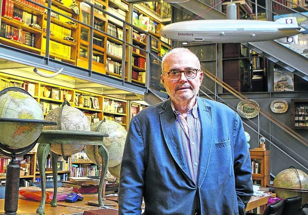 Javier Gómez Navarro, en su biblioteca anexa a su casa madrileña en 2021