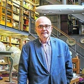 El orgullo de Javier Gómez Navarro: una colosal biblioteca de viajes con edificio propio y miles de libros