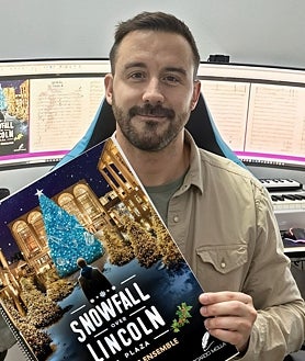 Imagen secundaria 2 - Arriba, Ricardo Mollá junto a su maestro Joseph Alessi, quien descubrió su vídeo en YouTube y le invitó a las audiciones de Juilliard, en el momento de su graduación en 2016. Izquierda, este curso durante el concierto de Navidad, al lado de su maestro, que interpretó la obra que Mollá estrenó con la Filarmónica de Nueva York, y otros músicos. Derecha, el compositor junto a su obra.