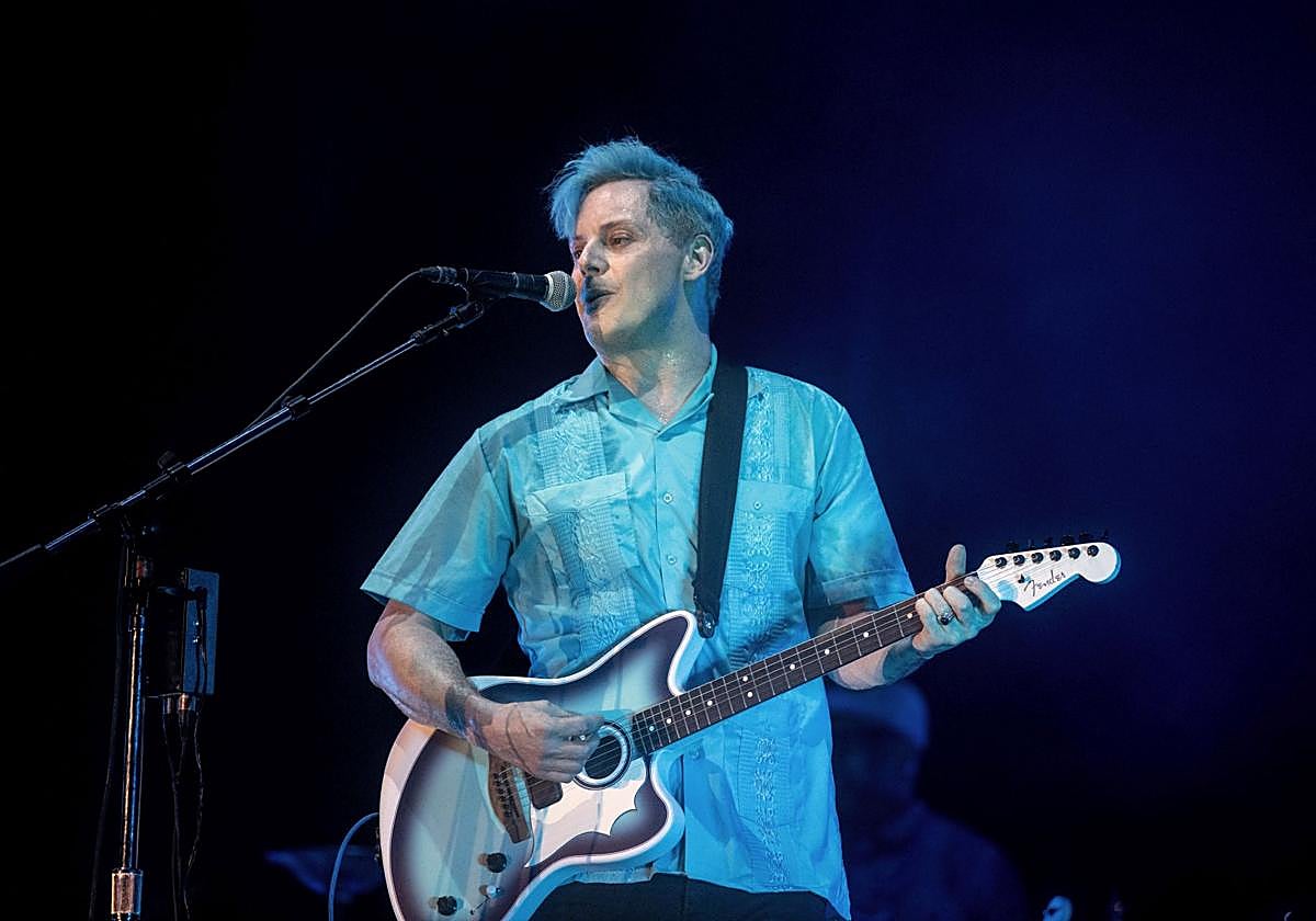 El cantante de la banda White Stripes, Jack White, toca la guitarra en un concierto, imagen archivo