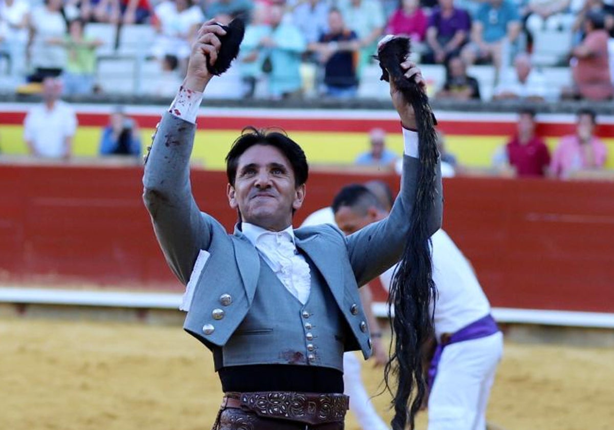 Diego Ventura pasea las dos orejas y el rabo del quinto toro de Guiomar