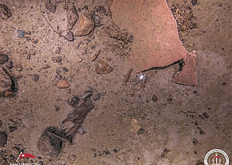 Imagen secundaria 1 - La estatuilla de bronce del salón de primera clase ha sido fotografiada en la última expedición al Titanic