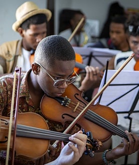 Imagen secundaria 2 - Tres momentos de los ensayos de 'El sueño de Nirina'