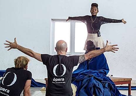 Imagen secundaria 1 - Tres momentos de los ensayos de 'El sueño de Nirina'