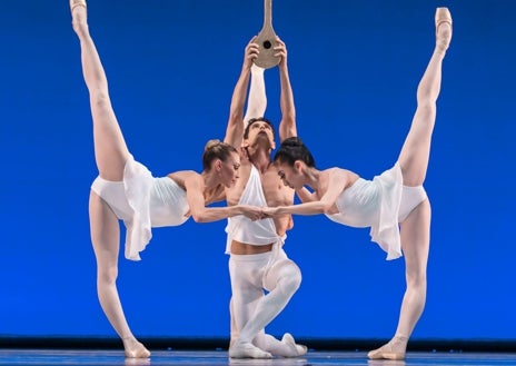 Imagen secundaria 1 - Arriba, Joaquín de Luz junto a Peter Martins. Izquierda, la CND en 'Apollo', de George Balanchine, Derecha Joaquín de Luz y Lauren Lovette en 'Sinatra Suite', de Twyla Thar